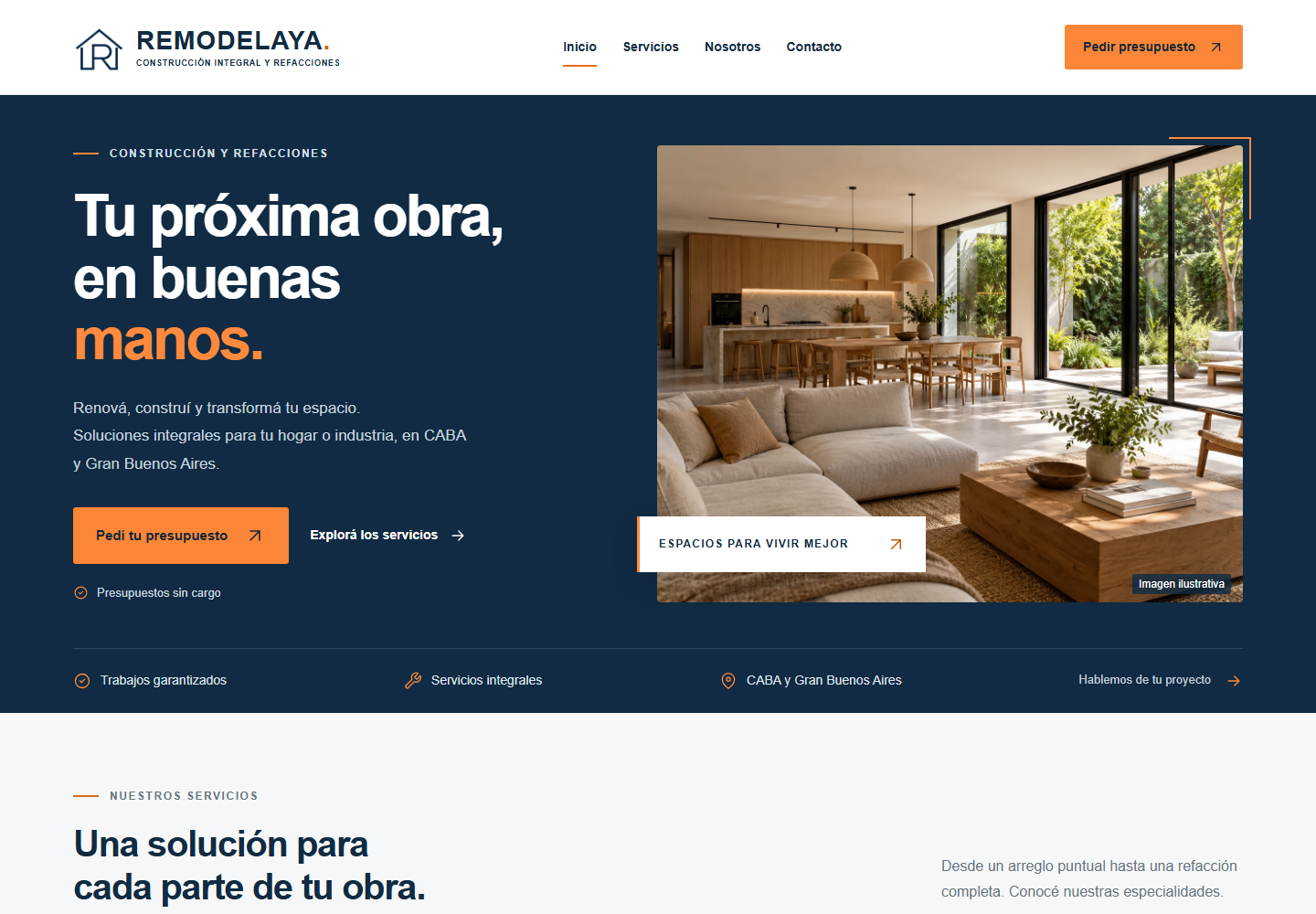 Vista del sitio de Remodelaya, con sus servicios de construcción y una imagen de un interior renovado